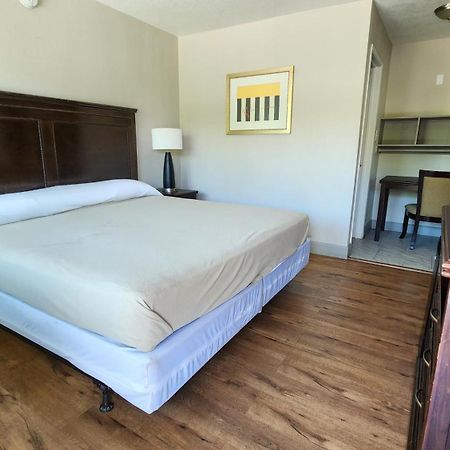 Merit Inn And Suites Бомонт Экстерьер фото