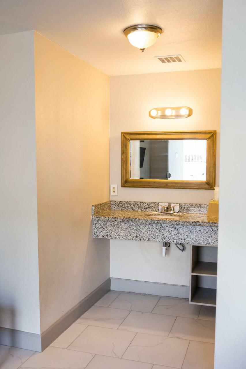 Merit Inn And Suites Бомонт Экстерьер фото
