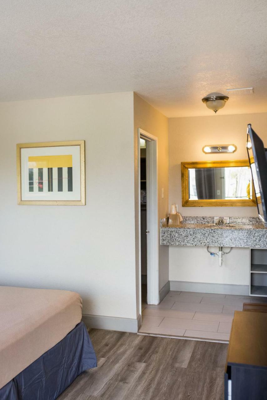Merit Inn And Suites Бомонт Экстерьер фото