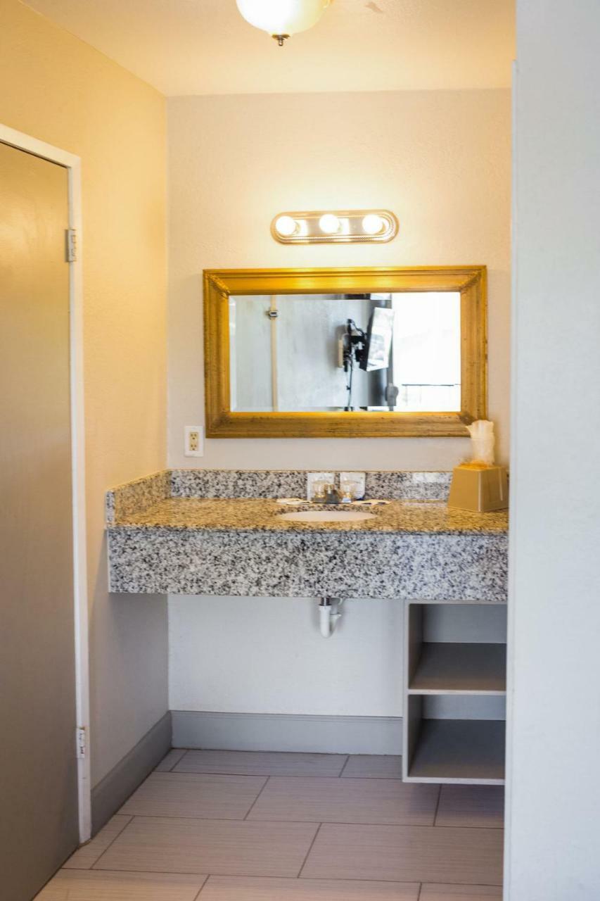 Merit Inn And Suites Бомонт Экстерьер фото