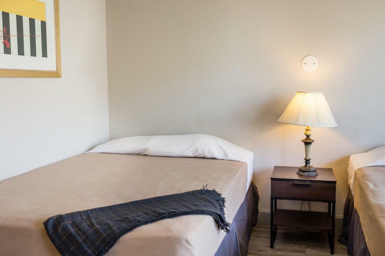 Merit Inn And Suites Бомонт Экстерьер фото